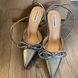 Steve Madden Sherise Bow Lizard Pewter Metallic Silver Pointed Toe Heels Size 9